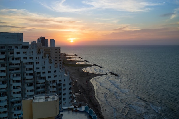 Vista panoramica delle spiagge e dei playas di Cartagena al tramonto vicino al centro storico e alla zona degli hotel resort