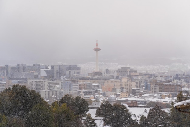 Vista panoramica dello skyline della città di Kyoto innevata in inverno