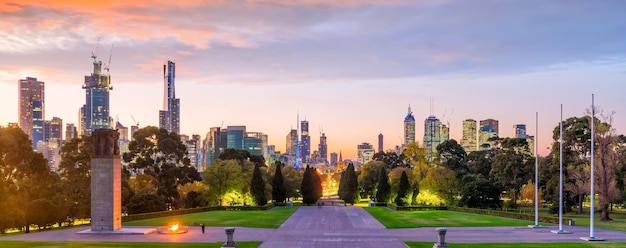 Vista panoramica dello skyline della città di Melbourne al crepuscolo in Australia