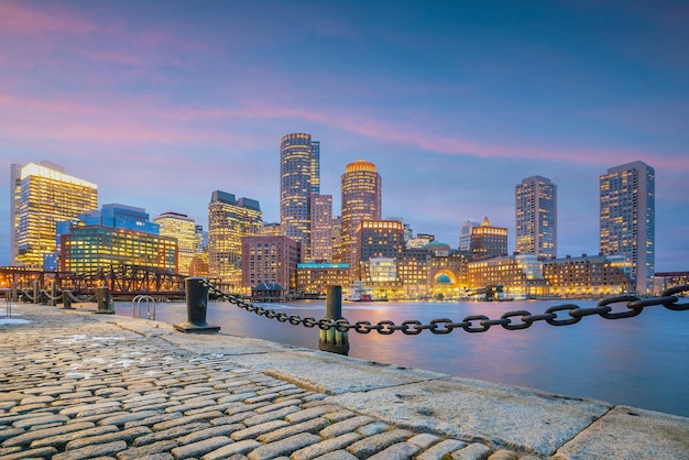 Vista panoramica dello skyline di Boston con grattacieli sopra l'acqua al crepuscolo negli Stati Uniti