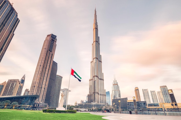 Vista panoramica dello skyline di Dubai con il Burj Khalifa che sovrasta tutti gli altri edifici e la sfocatura del movimento delle nuvole volanti