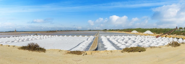 Vista panoramica dello stagno di evaporazione del sale sull'isola di Sicilia