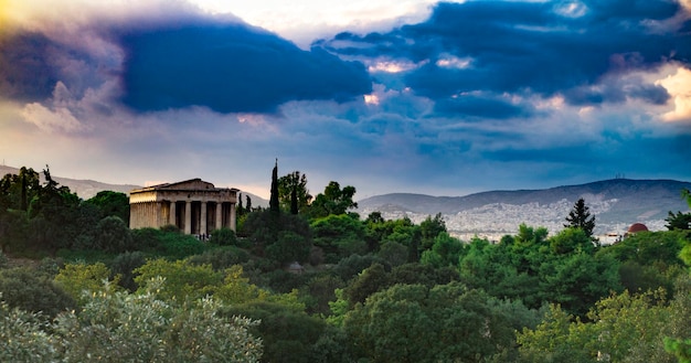 Vista panoramica di alberi e montagne sul cielo