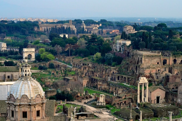 Vista panoramica di antiche rovine romane con cattedrali, archi, colonne. Il Palatino, Roma
