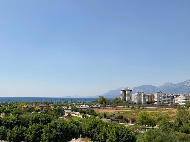 Vista panoramica di Ariel della città vecchia e dei grattacieli con il mare dalle montagne