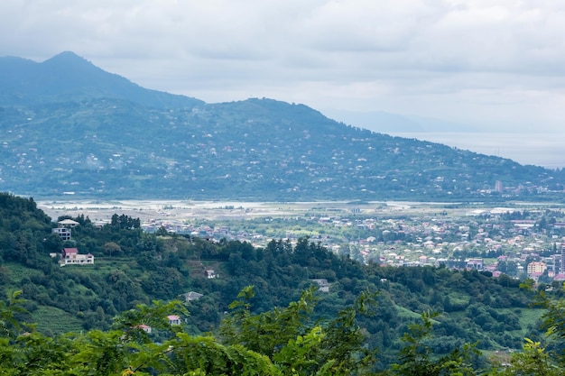 Vista panoramica di Ariel della città vecchia e dei grattacieli con il mare dalle montagne