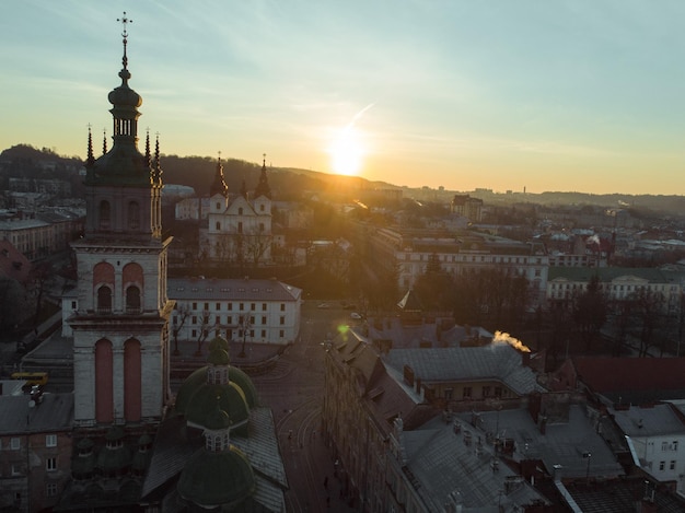 Vista panoramica di bellezza sull'alba sopra la vecchia città europea