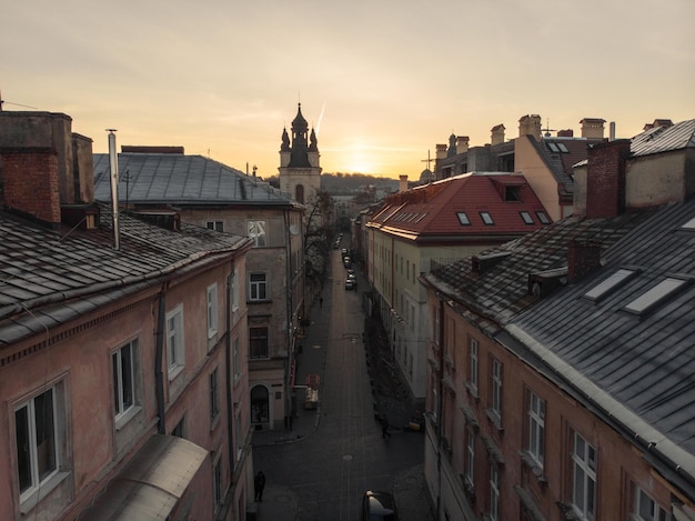 Vista panoramica di bellezza sull'alba sopra la vecchia città europea