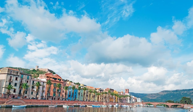 Vista panoramica di Bosa in una giornata nuvolosa