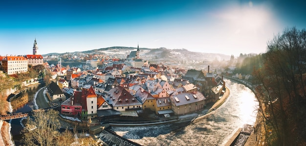 Vista panoramica di Cesky Krumlov in inverno Repubblica Ceca Vista dei tetti rossi innevati