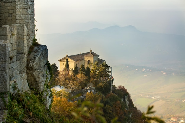 Vista panoramica di edifici e montagne contro il cielo