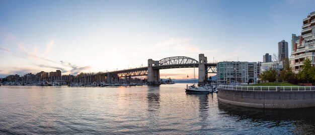 Vista panoramica di False Creek Burrard Bridge Boats a Marina in una città moderna durante il tramonto