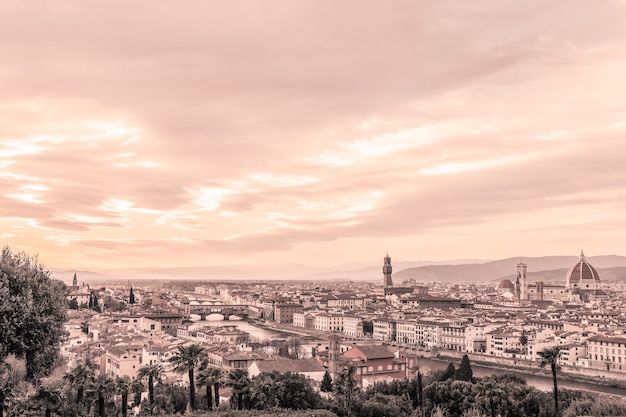 Vista panoramica di Firenze e dei suoi famosi monumenti. Toscana, Italia. Effetto foto vintage