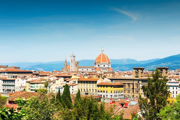 Vista panoramica di Firenze, Italia. Antiche case con i tetti rossi e la cattedrale Santa Maria del Fiore