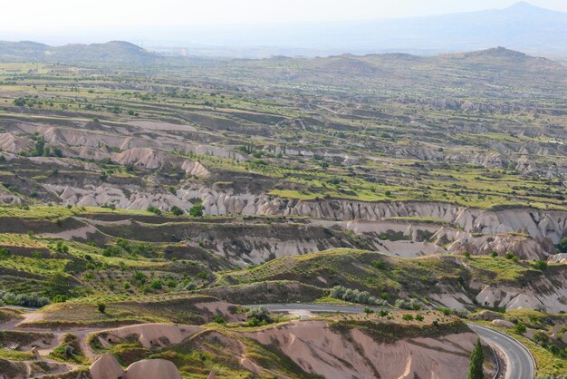 Vista panoramica di formazioni geologiche uniche e valle in goreme cappadocia turchia aerea