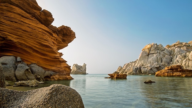 Vista panoramica di formazioni rocciose e mare contro il cielo