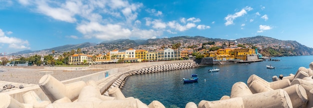 Vista panoramica di Forte de Sao Tiago sulla spiaggia di Funchal in estate in riva al mare Madeira