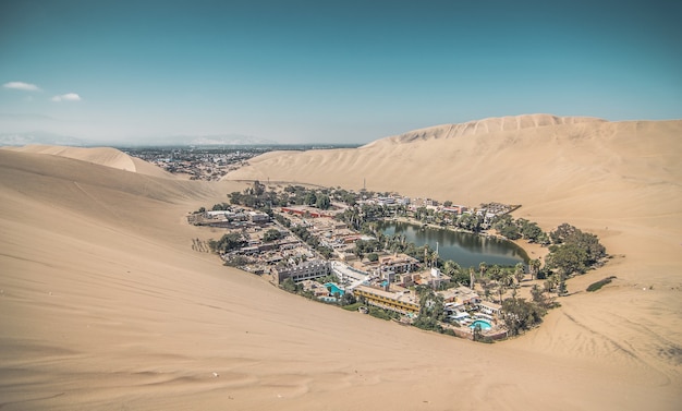 Vista panoramica di Huacachina e delle dune circostanti - perfetta per la carta da parati