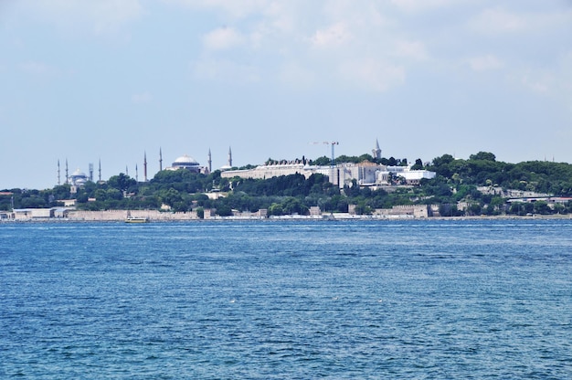 Vista panoramica di Istanbul dal Bosforo. Vista delle belle moschee sulla riva.