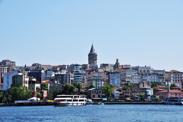 Vista panoramica di Istanbul e della torre di Galata dallo stretto. 09 luglio 2021, Istanbul, Turchia.