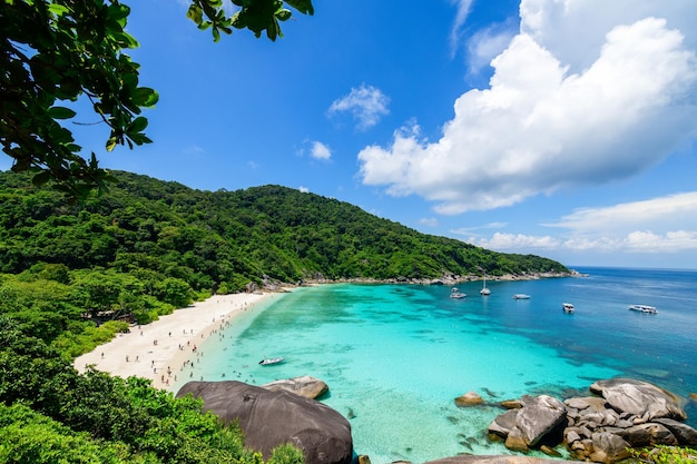 Vista panoramica di Koh8 Similan Island con nuvole bianche e cielo blu e acqua limpida