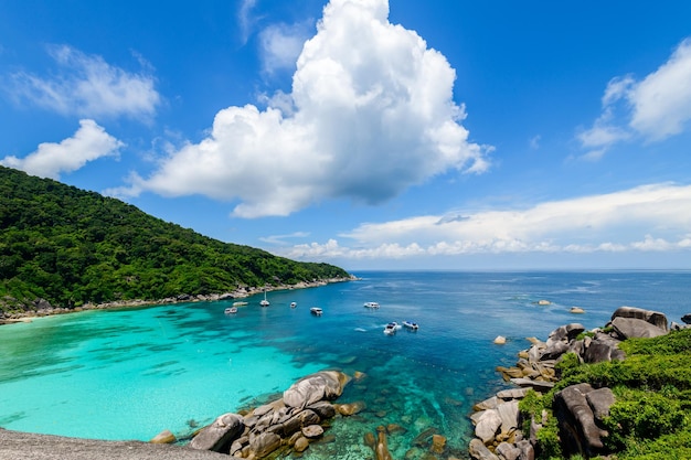 Vista panoramica di Koh8 Similan Island con nuvole bianche e cielo blu