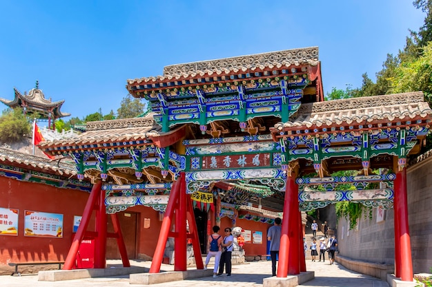 Vista panoramica di Lanzhou (Cina) con un tempio tradizionale in primo piano