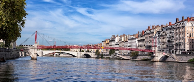 Vista panoramica di Lione con il fiume Saone e la famosa passerella rossa