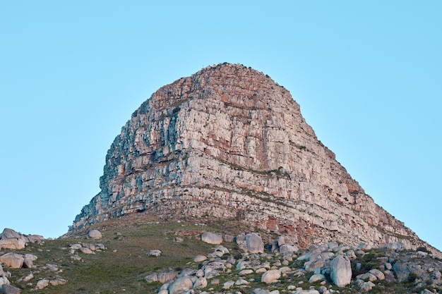 Vista panoramica di Lions Head e dintorni in una giornata di sole Scenario della cima di una montagna contro un cielo azzurro in una città turistica Punto di riferimento naturale popolare e attraente a Cape Town