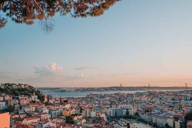 Vista panoramica di Lisbona al tramonto. Copia spazio
