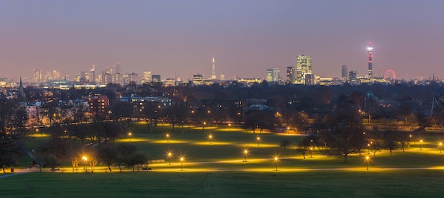 Vista panoramica di Londra dal parco di Primrose Hill al crepuscolo.