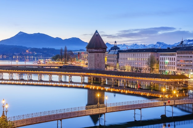 Vista panoramica di Lucerna con il famoso Ponte della Cappella