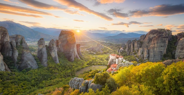 Vista panoramica di Meteora in Grecia al tramonto romantico con sole reale e cielo al tramonto Meteora incredibili formazioni rocciose di arenaria L'area di Meteora è patrimonio mondiale dell'UNESCO