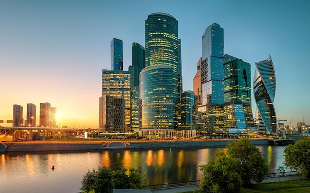 Vista panoramica di Mosca con grattacieli di MoscowCity al tramonto Russia