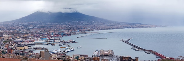 Vista panoramica di Napoli e del Vesuvio in Italia