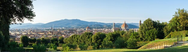 Vista panoramica di Palazzo Pitti dal Giardino di Boboli a Firenze con la Cattedrale di Santa Maria del Fiore