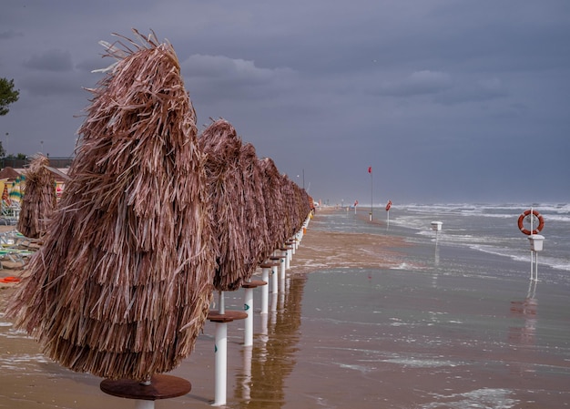 Vista panoramica di pali di legno sulla spiaggia contro il cielo