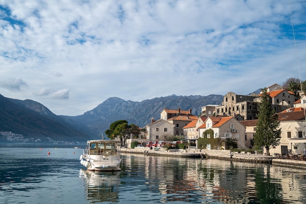 Vista panoramica di Perast Montenegro con vista sulle montagne vicino al meraviglioso Mar Adriatico