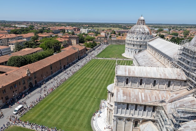 Vista panoramica di Piazza del Miracoli con Pisa Battistero di San Giovanni e Duomo di Pisa dalla Torre di Pisa. La gente cammina e si riposa in piazza