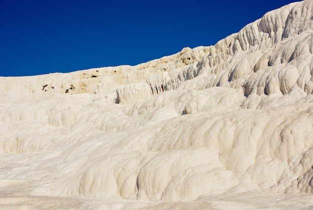 Vista panoramica di piscine e terrazze di travertino a Pamukkale Turchia Viaggiare all'estero per vacanze e turismo Area del castello di cotone con un minerale gassato dopo lo sgorgamento dell'acqua termale