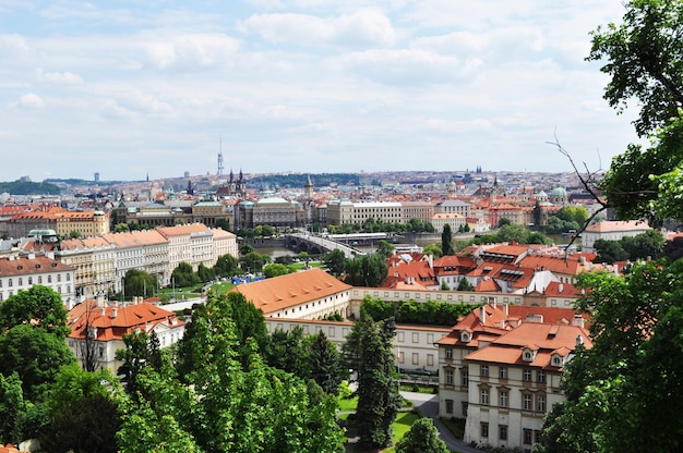 Vista panoramica di Praga. Vista da una collina agli edifici residenziali. Giorno d'estate.