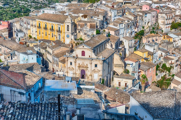 Vista panoramica di Ragusa Ibla, sede di una vasta gamma di architetture barocche e del pittoresco quartiere inferiore della città di Ragusa, in Italia