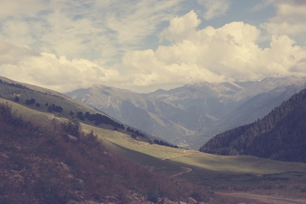 Vista panoramica di scene di montagne nel parco nazionale Dombay, Caucaso, Russia, Europa. Cielo blu drammatico e paesaggio estivo soleggiato