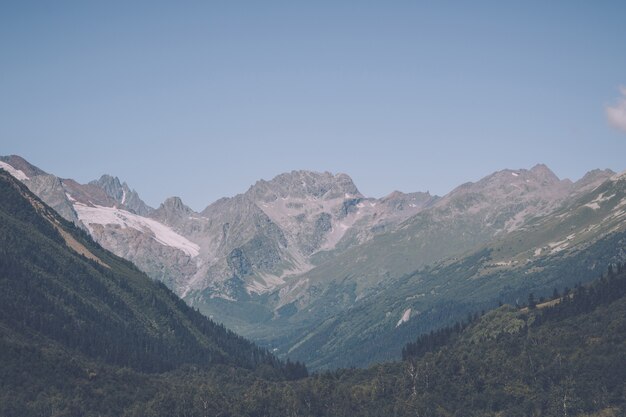 Vista panoramica di scene di montagne nel parco nazionale Dombay, Caucaso, Russia, Europa. Giornata di paesaggio estivo e cielo blu pieno di sole