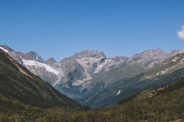 Vista panoramica di scene di montagne nel parco nazionale Dombay, Caucaso, Russia, Europa. Giornata di paesaggio estivo e cielo blu pieno di sole