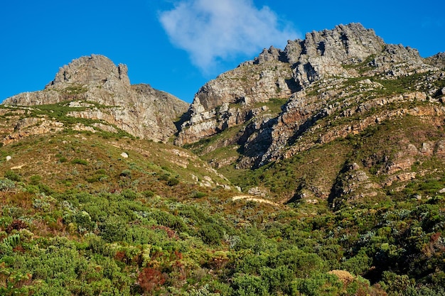 Vista panoramica di Table Mountain Cape Town nel Western Cape Sud Africa Splendido scenario di una popolare attrazione turistica durante il giorno contro un cielo blu nuvoloso Punto di riferimento naturale per l'escursionismo