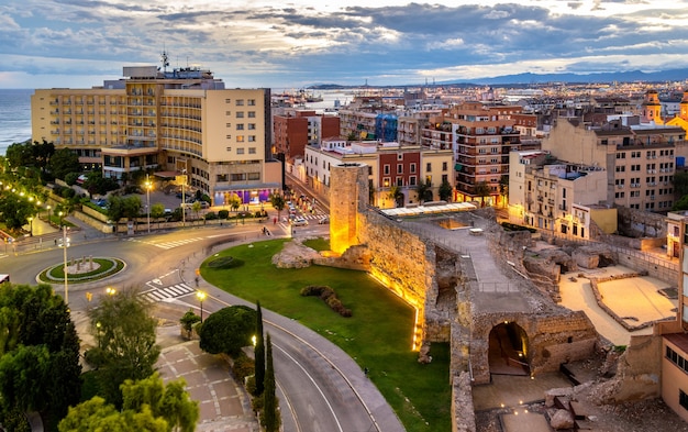 Vista panoramica di Tarragona con mura romane, Spagna