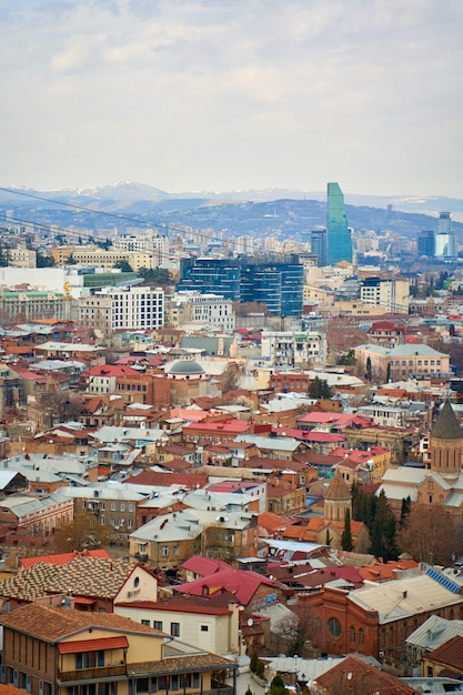 Vista panoramica di Tbilisi, la capitale della Georgia con la città vecchia e l'architettura moderna.