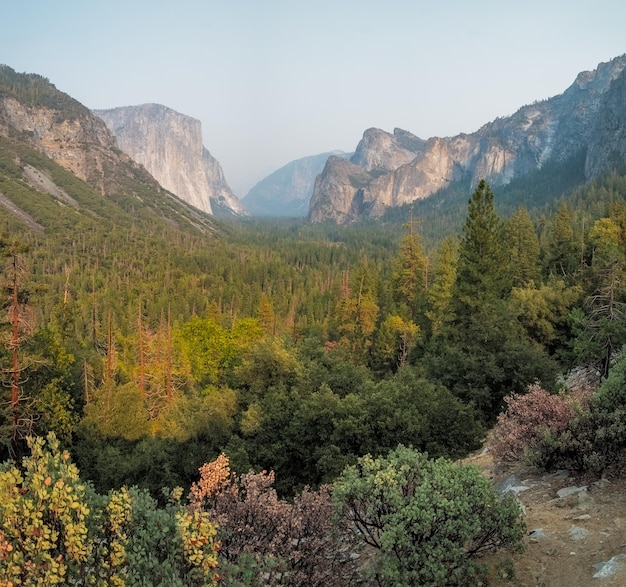 Vista panoramica di Tunnel View con un po' di fumo tra le montagne di Yosemite NP