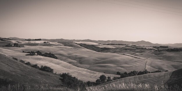 Vista panoramica di un campo agricolo contro un cielo limpido